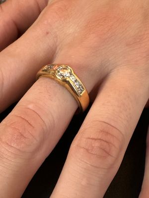 Bague en or jaune 18k avec diamant central - Élégance intemporelle