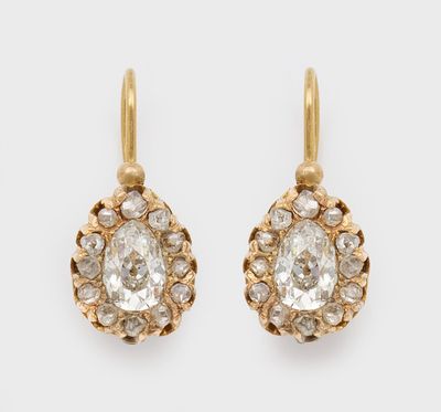 une image d'une paire de boucles d'oreilles en or et diamants