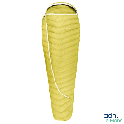 une image montrant un gros plan d'un sac de couchage sur fond blanc