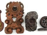trois pièces différentes en bois sculpté sur un fond blanc