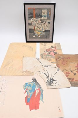 Plusieurs peintures asiatiques sont exposées sur un fond blanc