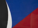 un gros plan sur un panneau rouge, blanc et bleu orné d'un triangle noir et blanc