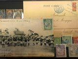 une vieille carte postale avec de nombreux timbres et une photo d'une calèche