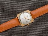 une image d'un gros plan d'une montre-bracelet sur une surface noire