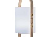 une lampe de table en bois surmontée d'un abat-jour en verre blanc