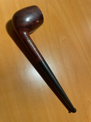 une pipe posée sur une table en bois