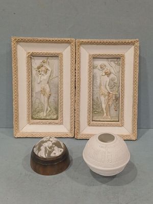 deux photos encadrées représentant une femme et un vase posés sur une table