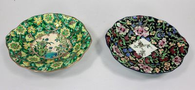 deux petites assiettes ornées de motifs floraux sur un fond blanc