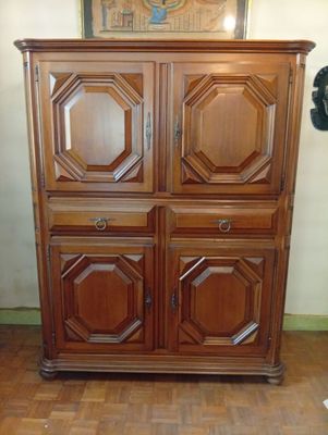 Buffet à deux corps en noyer à décor de panneaux losangiques…