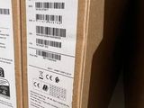 deux cartons de produits Apple sont empilés l'un sur l'autre