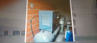 une photo d'une photo d'une pièce dans laquelle se trouve un chauffe-eau