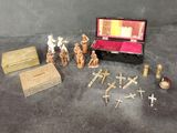 un grand nombre de petites figurines posées sur une table