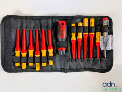 un assortiment d'outils électriques rangés dans un coffret posé sur une surface blanche