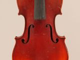 un vieux violon avec un archet accroché à son dos