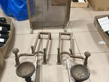 deux tabourets en métal posés par terre devant un miroir