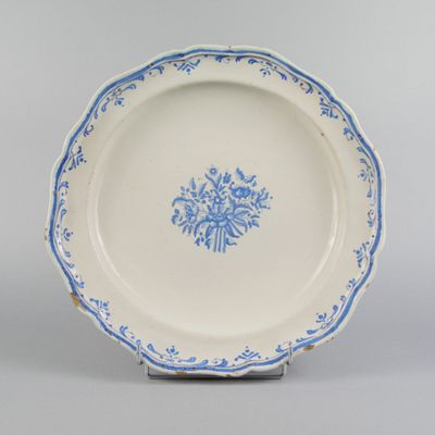 vue du dessous d'une assiette bleue et blanche ornée d'un motif floral