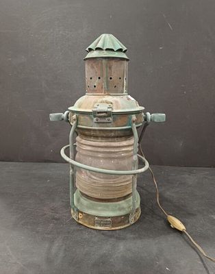 une lampe posée sur une table