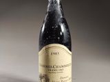 une bouteille de vin posée sur une table