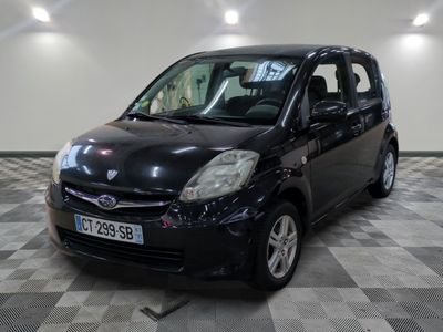 la photo d'une petite voiture noire garée dans un garage