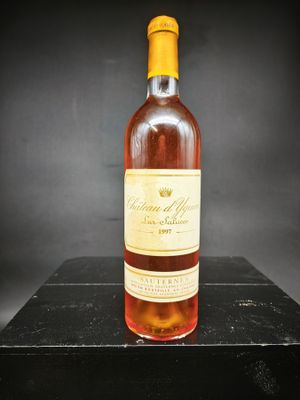 une bouteille de vin posée sur une table noire