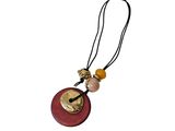 un gros plan d'un collier sur fond blanc, avec un fond blanc