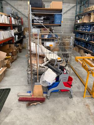 une pièce remplie de cartons et d'un balai