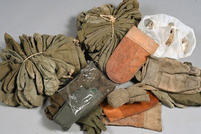 une pile de gants et d'autres objets posés sur une table