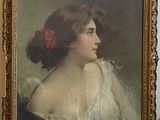 portrait d'une femme en robe blanche, avec une fleur rouge dans les cheveux