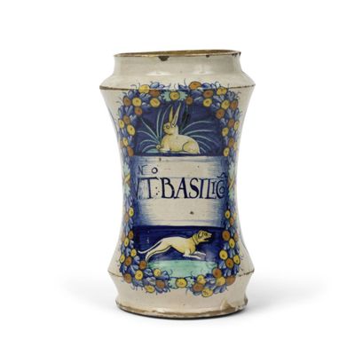 un vase en céramique orné d'une image de lapin