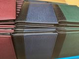 un grand nombre de livres posés sur une table