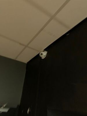 Environ 6 caméras, réparties sur le site.