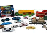 de nombreuses petites voitures et camions empilés les uns sur les autres