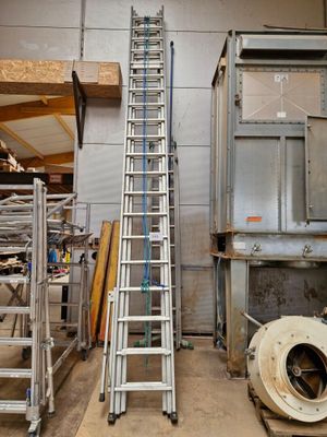 une échelle adossée au mur d'une pièce