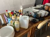 une table en bois sur laquelle sont posés de nombreux plats et tasses