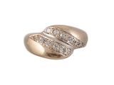 gros plan d'une bague en or avec des diamants sur fond blanc