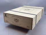 Deux boîtes en bois sont empilées l'une sur l'autre sur une table.