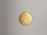 une pièce d'or posée sur une table