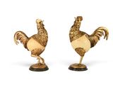 paire de figurines de coqs de couleur dorée sur des socles en bois