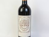 une bouteille de vin posée sur une table