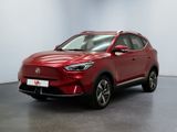 un SUV rouge garé dans une pièce aux murs blancs