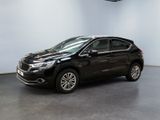 Une voiture noire est garée dans une pièce aux murs blancs.