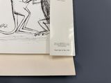 un livre dont la couverture est ornée d'un dessin représentant un singe