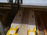 un grand nombre de planches de bois empilées les unes sur les autres dans un entrepôt