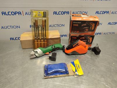 un assortiment d'outils est posé sur une table devant un panneau