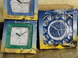trois boîtes contenant des horloges posées sur une table dans une pièce