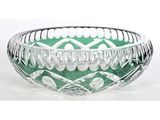un saladier en verre vert orné d'un motif décoratif