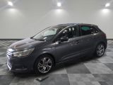 la photo d'une voiture grise garée dans un garage