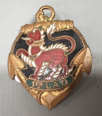 une image représentant un insigne doré et noir sur un fond blanc