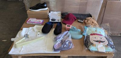 une table sur laquelle se trouvent de nombreux objets