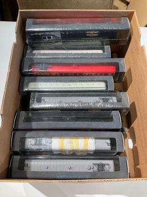 une boîte remplie de cassettes posée sur une table